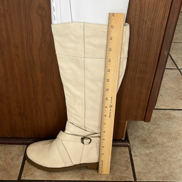 LIKE NEW  Colin Stuart Cream tall leather Boots with Buckle Detail. Size 7 - Picture 2 of 7